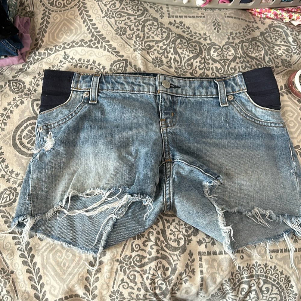 Women’s Gap Maternity shorts size 25